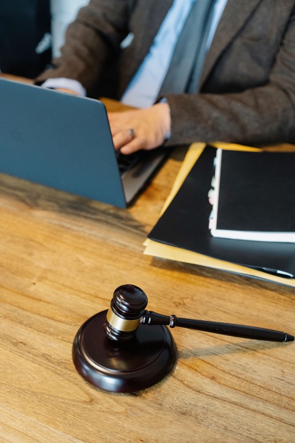 Illustrative photograph accompanying Dating Safety for Legal Professionals